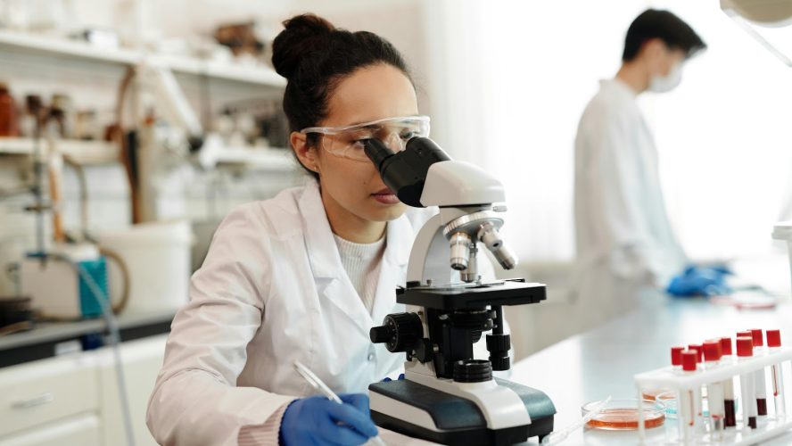Dominando a arte da microscopia: como escolher entre microscópio óptico monocular, binocular e trinocular?