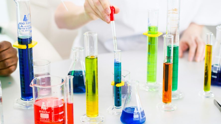 A química por trás dos reagentes: como eles são usados no laboratório?