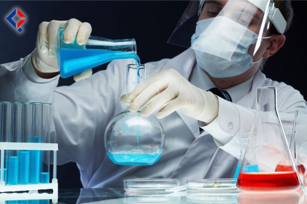Profissional analisando reagente químico em laboratório – como escolher reagente químico industrial